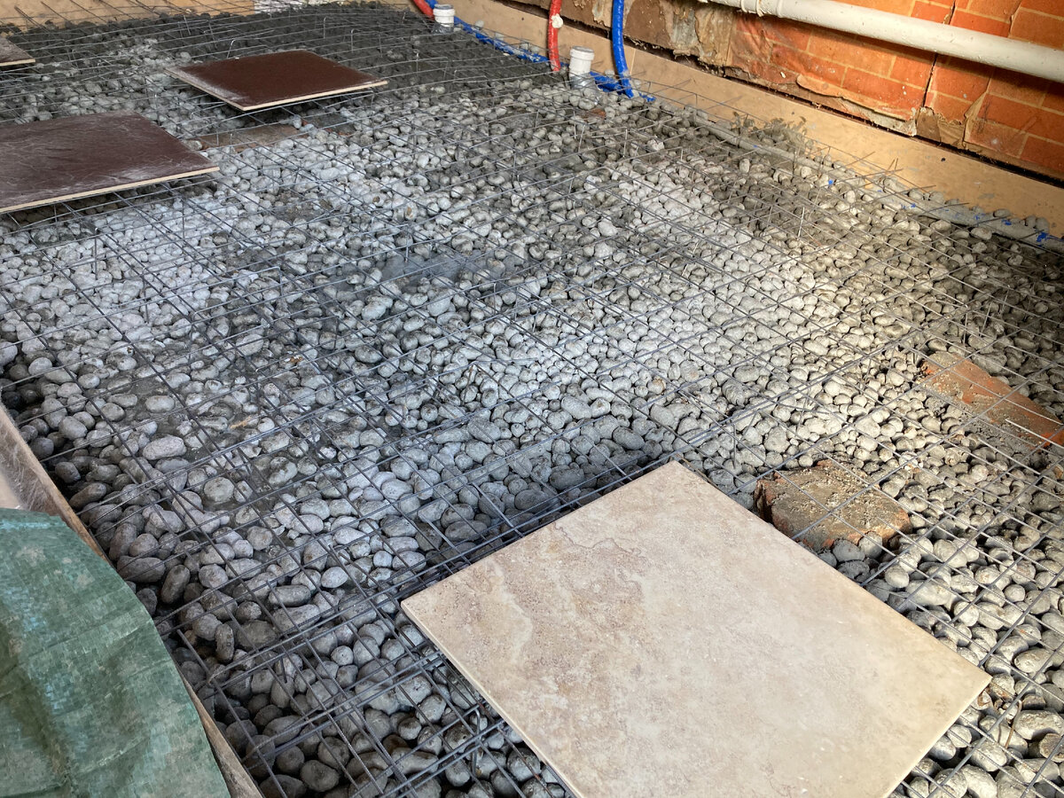 Сетка в некоторых местах выгиналась, пришлось придавить её плитками.