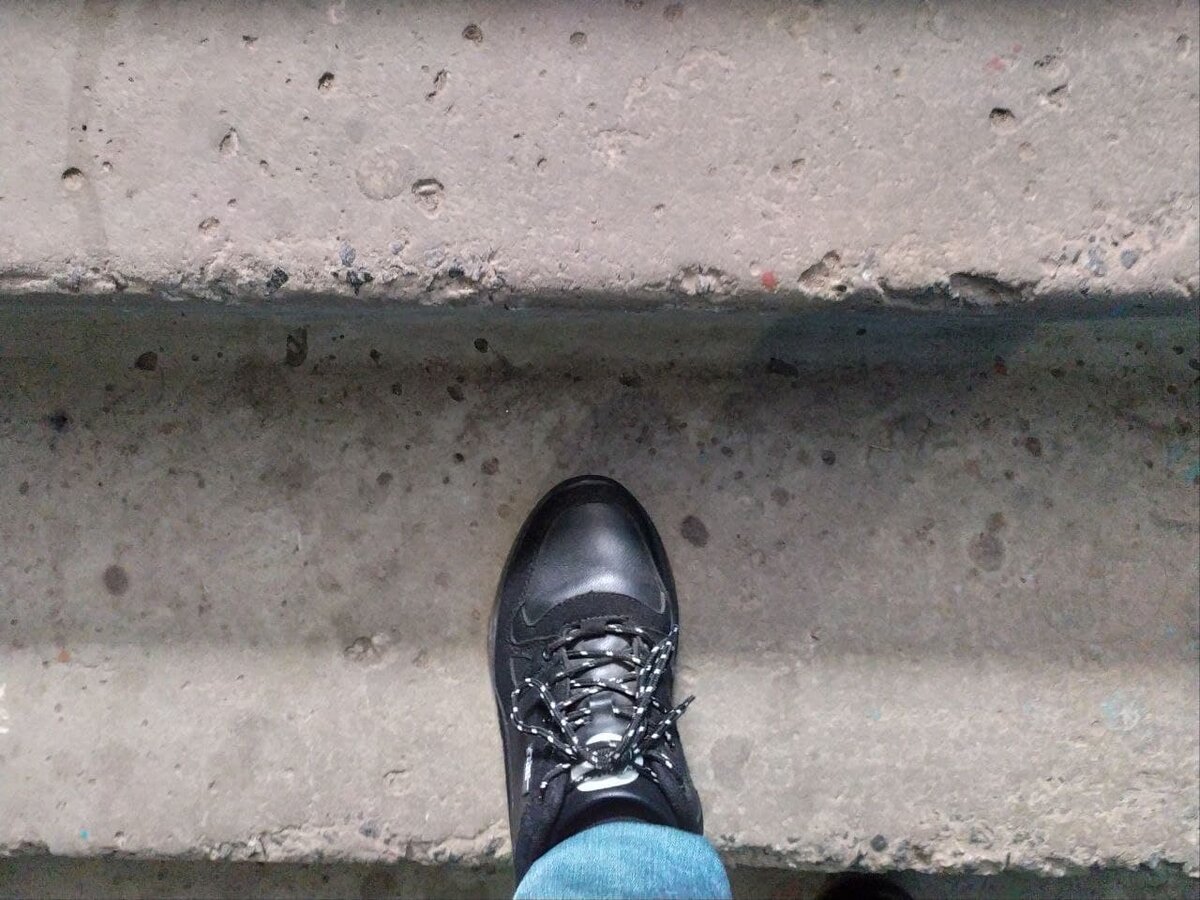 Ступил левой ногой на первую ступеньку