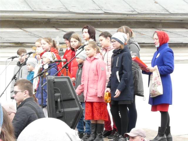 Воспитанники Воскресной школы Кафедрального собора исполнили популярные рок-хиты - "Кукушку" группы "Кино" и "Небо славян" группы "Алиса"