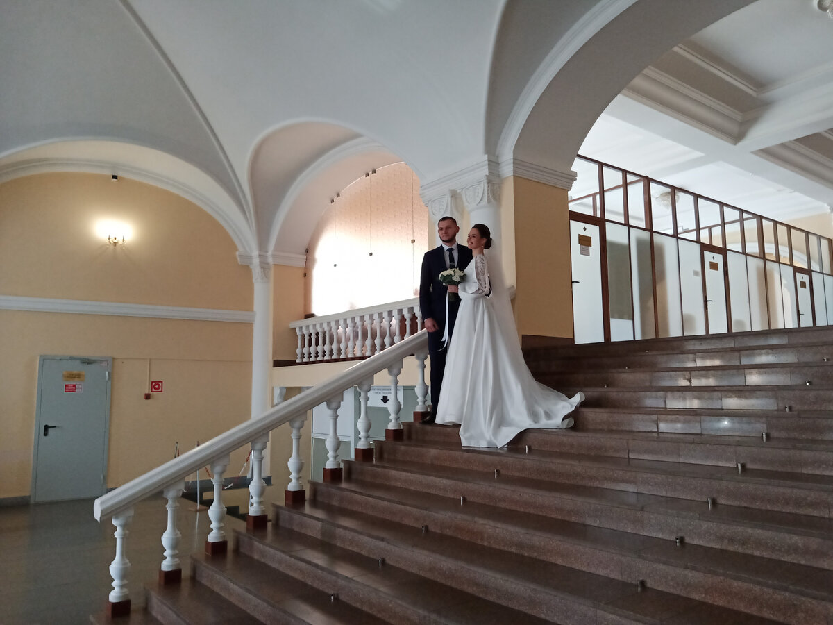 Жених и невеста в зале Центрального ЗАГСа