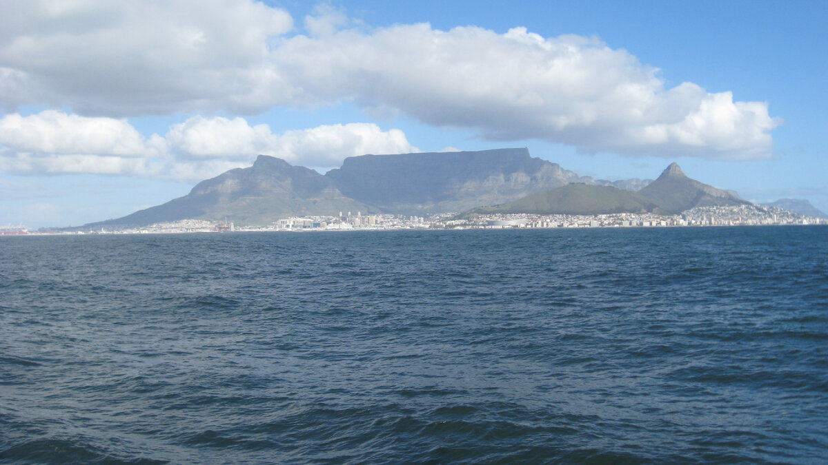 Столовая гора и Кейптаун у ее подножия. Фото из личного архива.