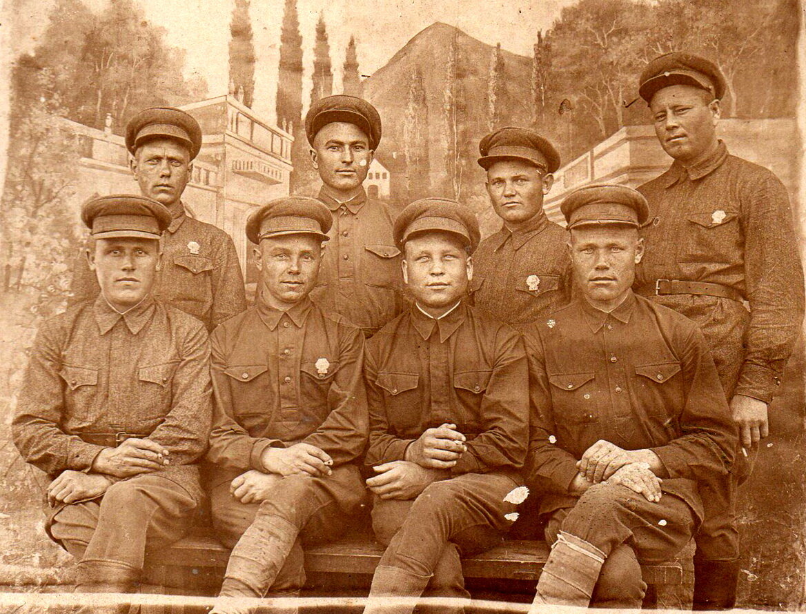 Второй справа во втором ряду мой дед, Бабкин Владимир Никифорович