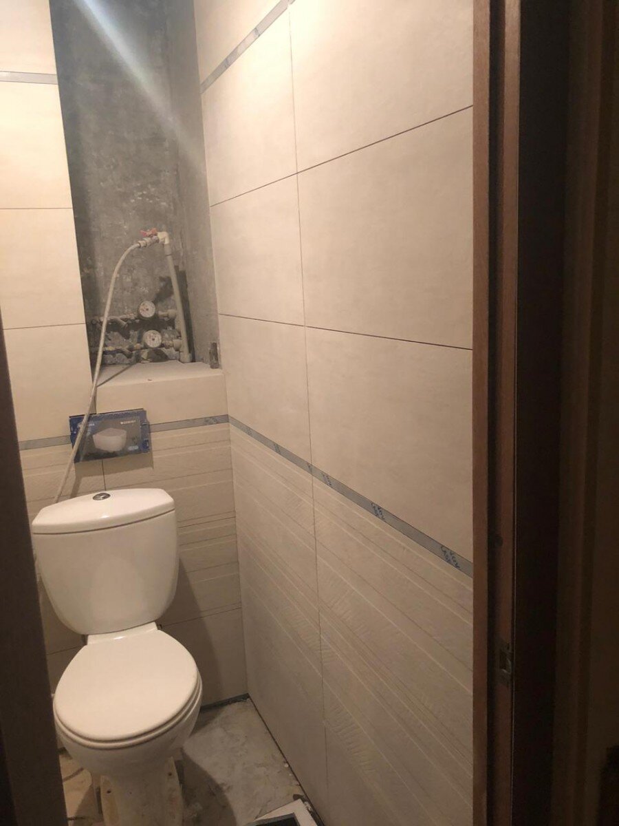 После обшивки гипсокартоном и укладки плитки осталась вот такая ниша - для доступа к счетчикам