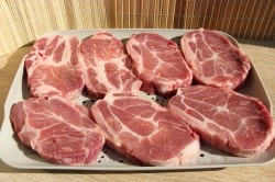 ШАГ 1:
Подготовить мясо. Обязательно промыть и обсушить. Очистить от пленок и сухожилий – они свернут кусочки мяса и их трудно будет прожевать. Нарезать на кусочки примерно 3х4см для шампуров и покрупнее для решётки.