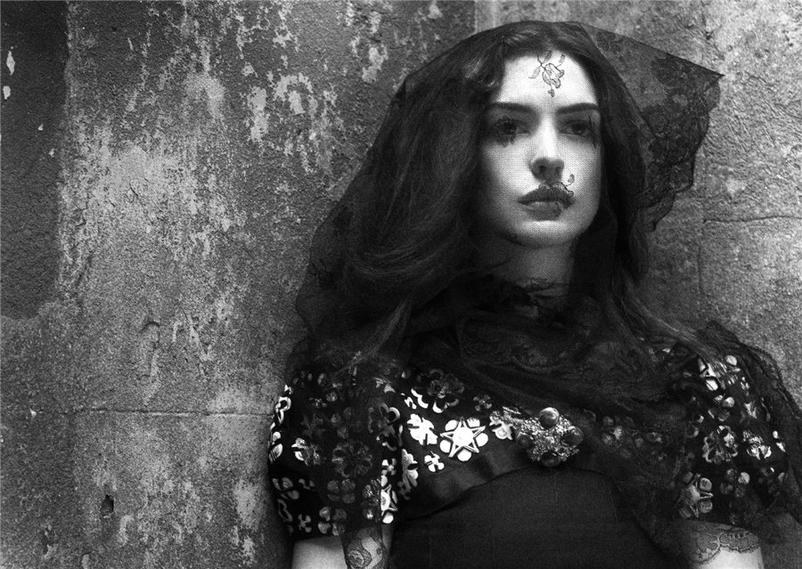 Фото Мерт Алас и Маркус Пигготт. Энн Хэтэуэй в готической фотосессии Interview Magazine
