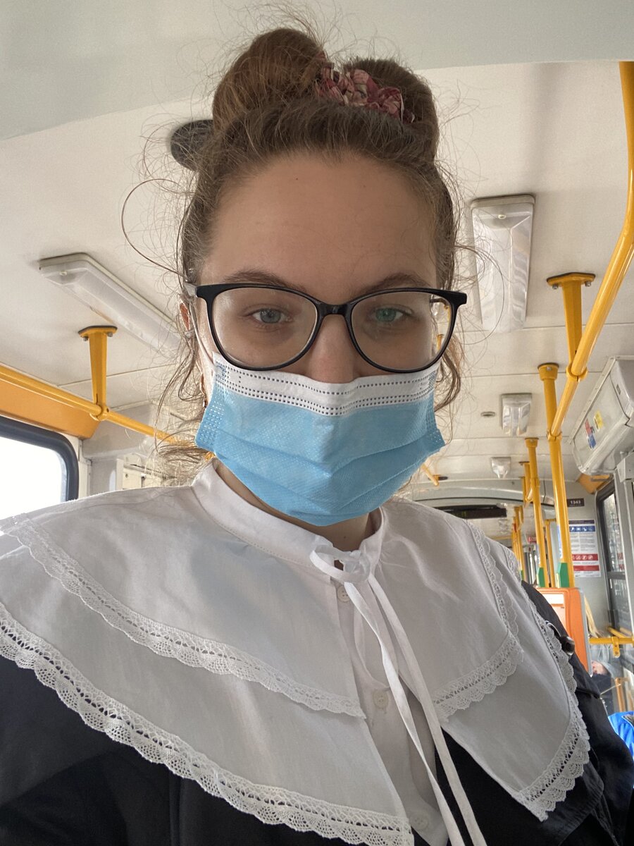 Еду в старом трамвае, который блестит как отполированная лысина :) 