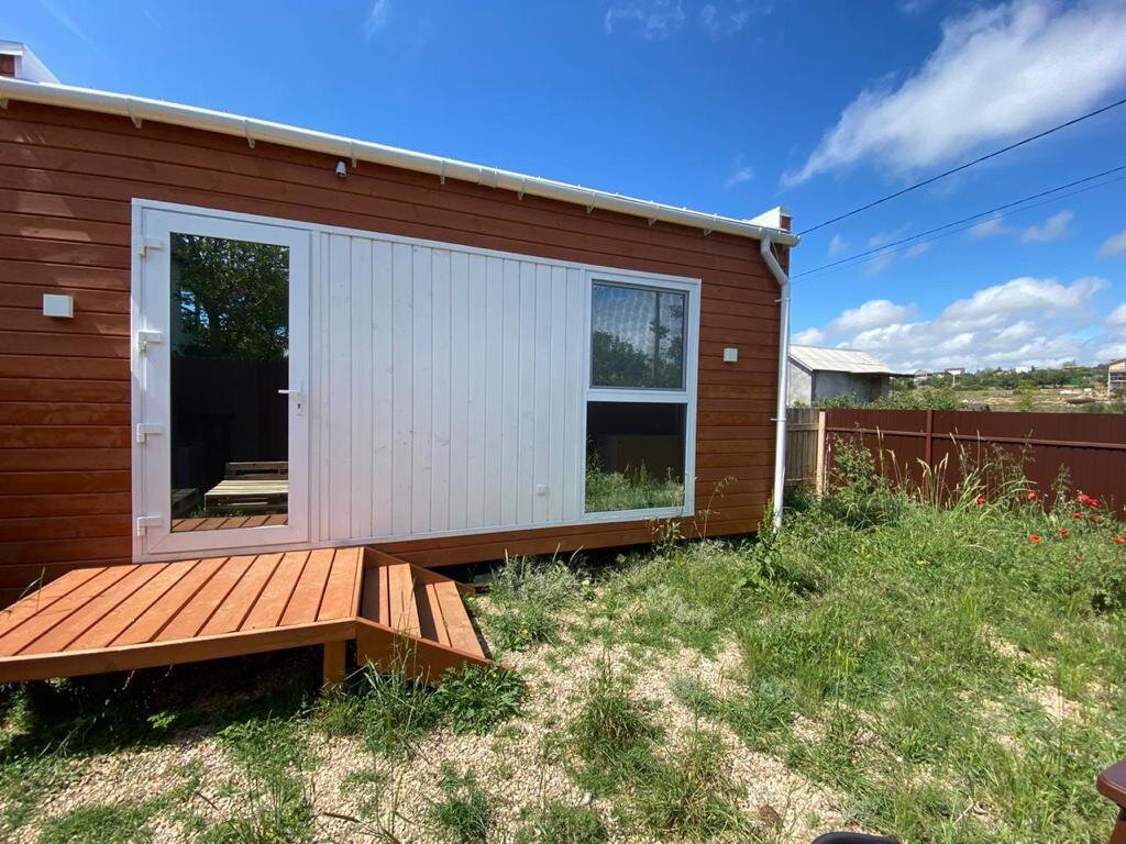 Вид на домик с внутреннего дворика.