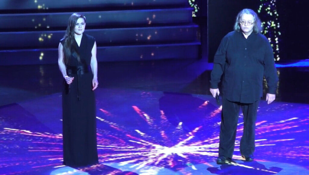 Скрин сделан автором из выступления дуэта на юбилее Голос в Кремле. Источник- ютуб