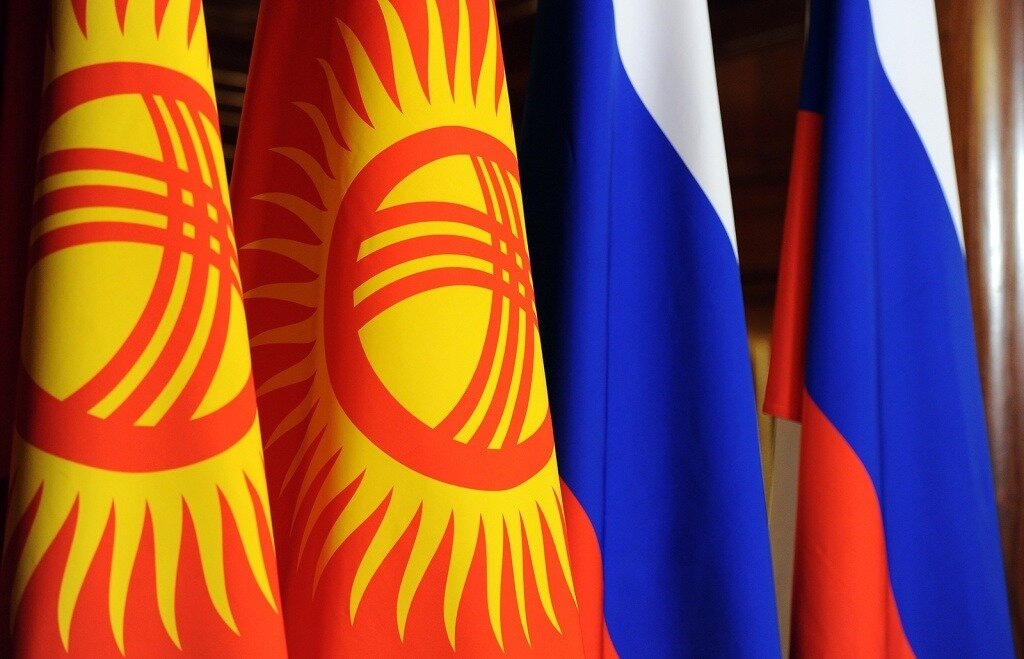 Флаги России и Киргизии.