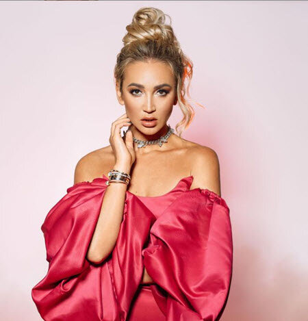 Активность местного населения была очень низкой Концерты Ольги Бузовой в Вологде и Череповце отменили

В сентябре звезда российского шоу-бизнеса Ольга Бузова планировала приехать на гастроли в Вологду и Череповец. В Череповце концерт должен был состояться 30 сентября, но руководство Ледового дворца в своей группе ВК уже сообщило об его отмене. Немногочисленным поклонникам таланта певицы, которые уже успели приобрести билеты, в ближайшее время вернут деньги. В Вологде также было опубликовано объявление, что концерт Ольги отменяется из-за низкого потребительского спроса. Пиар – менеджер Бузовой, Антон Богуславский, объяснил отмену концертов ковидными ограничениями. Антон считает, что Оля очень популярная и востребованная певица. 28 октября состоится грандиозное шоу звезды в Крокус Сити холле и Богуславский уверен в том, что зал будет полон.