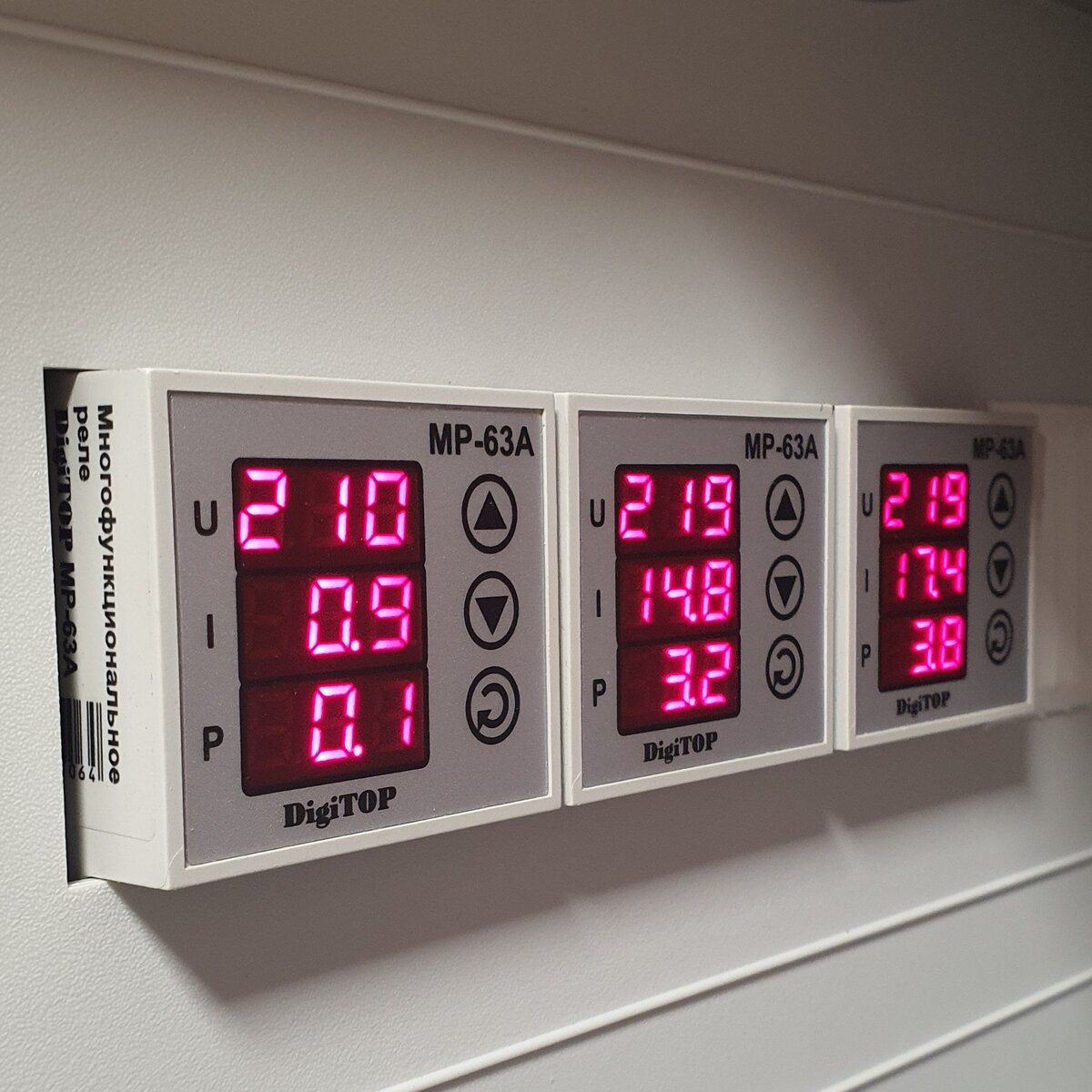 Два прибора показывают данные с одной фазы (установлена перемычка). 