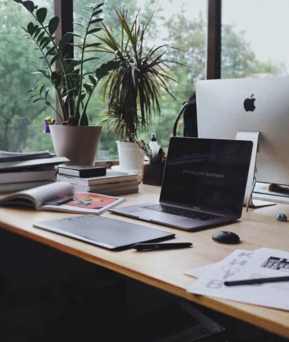 Фото с сайта unsplash.com "не похоже на домашний офис, но все же..."