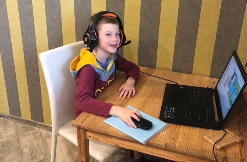 Для онлайн-занятий лучше использовать гарнитуру - наушники, микрофон. Фото © Hello world