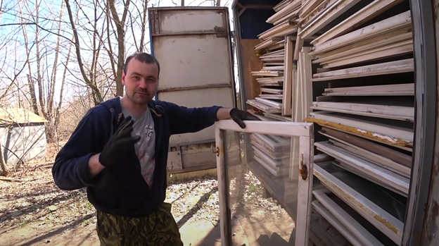 В газели было около 100 окон