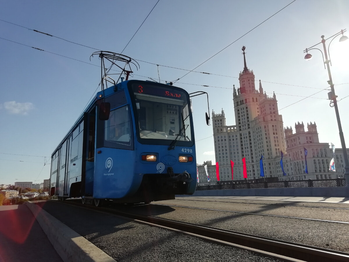 Ладно хоть вид из окна радует глаз, но не всегда.