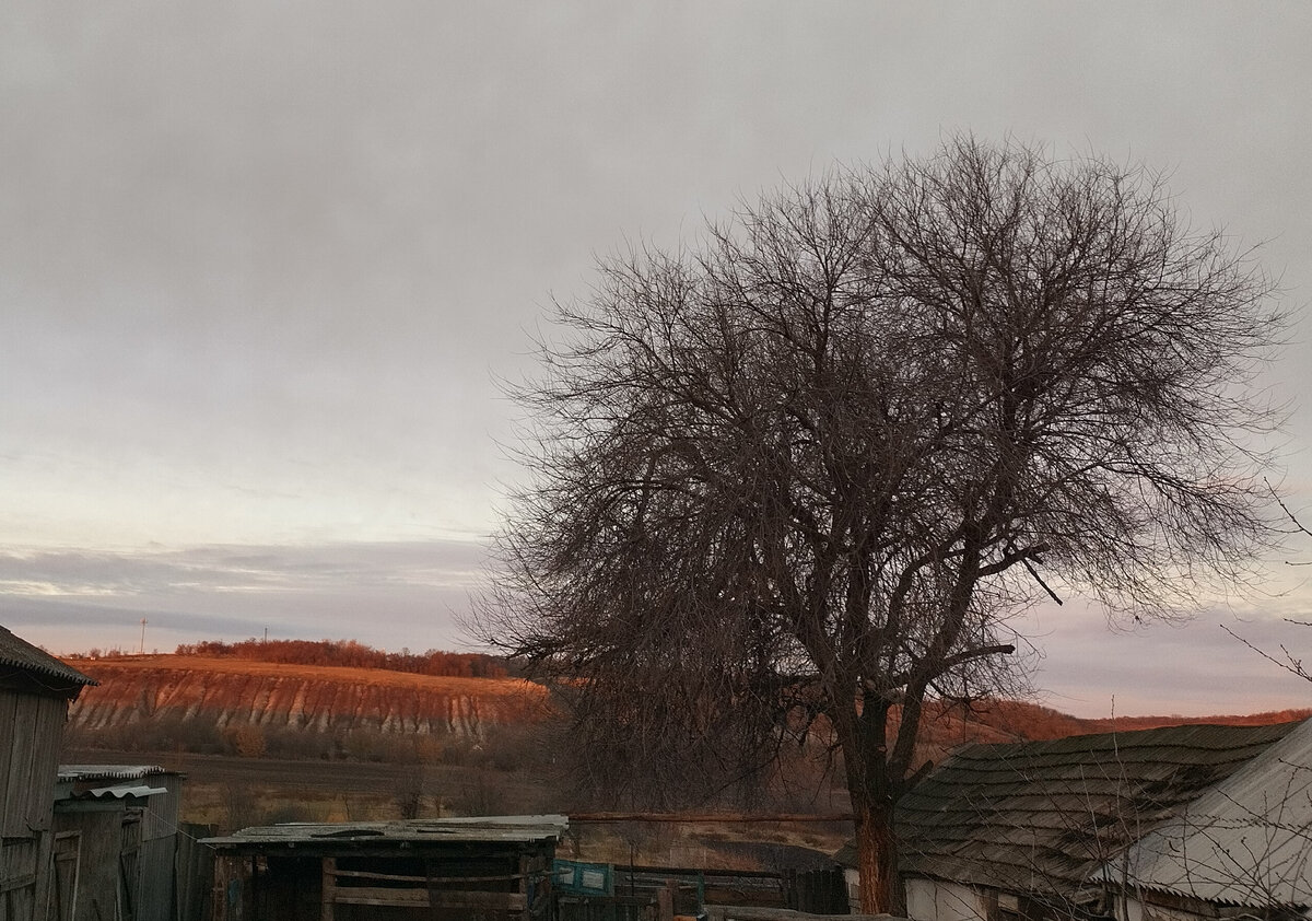 Красные горы, в лучах восходящего солнца