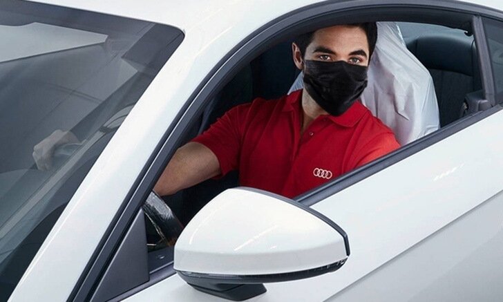 В официальном автосервисе работают мастера, которые специализируются на одной марке