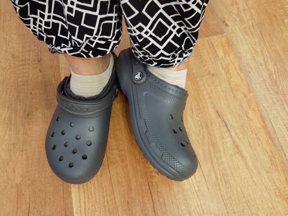 Croslite™ – это разработка компании Crocs в основе которой лежит модифицированный ЭВА, потребительские характеристики которого значительно превосходят обычный ЭВА. На базе ЭВА может быть получено множество других материалов, которые будут значительно превосходить ЭВА в чистом виде по следующим параметрам: качество пены, гибкость, упругость, износостойкость, легкость, эластичность и др.