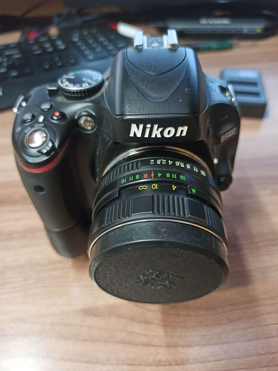 Зеркальный фотоаппарат Nikon D5100 с объективом типа Гелиус -Зенит. Фото автора ©