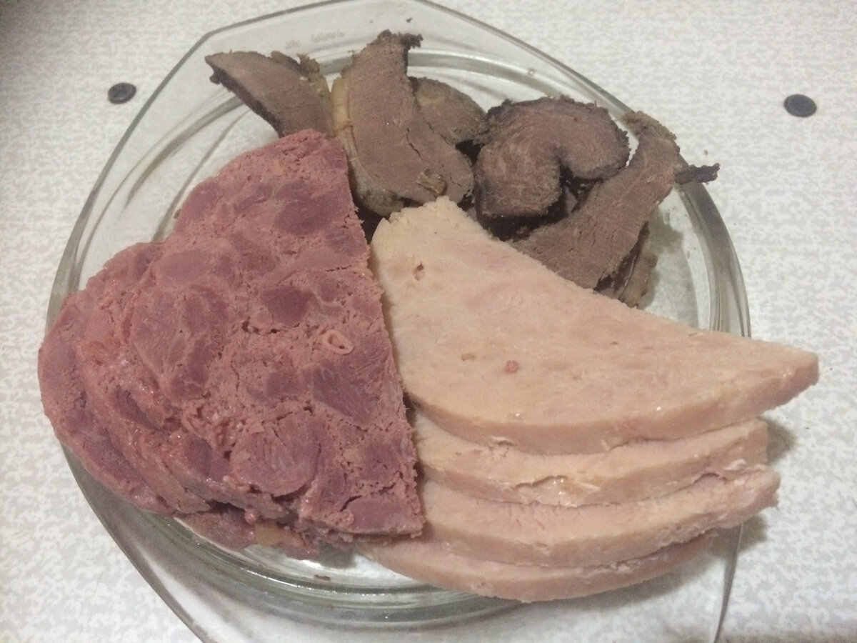 Ветчина из индейки (справа) и из гуся (слева)