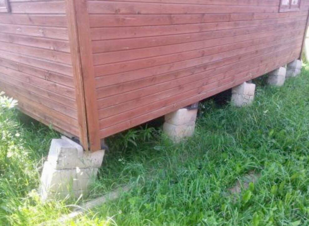 Столбик подвёл. Жаль. Раньше не знал, как быть с таким фундаментом.