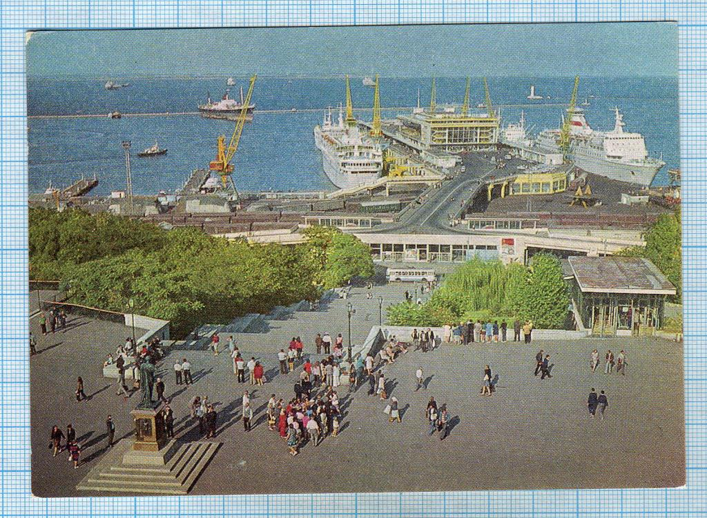 приморский город времен СССР. Источник фото https://newauctionstatic.com.ua/offer_images/rd48/2019/11/04/06/big/Y/yJStBDJtJb6/otkrytka_sssr_1978_god_odessa_morskoj_vokzal.jpg