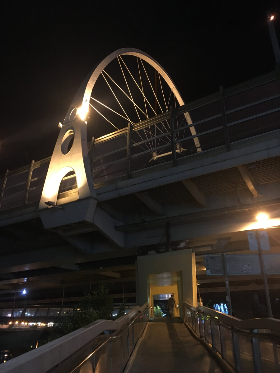 Пешеходный мост рядом с остановкой Электросети в Сочи