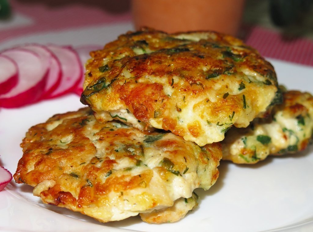 Рубленые шницели из курицы с сыром. Котлеты по-албански из куриной грудки. Котлеты рубленые из курицы. Рубленые куриные котлетки из филе. Куриное филе котлеты рубленые.
