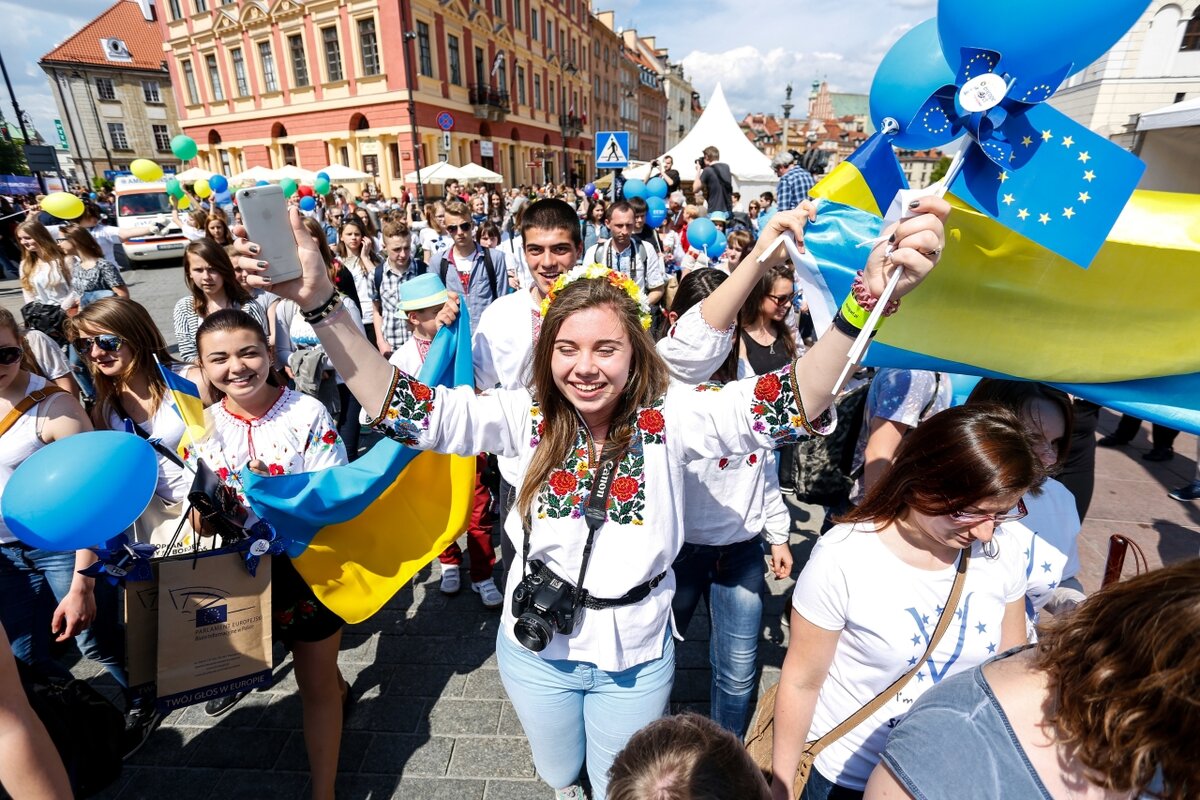 Украинско польский. Украинцы. Украинцы в Польше. Украинские женщины в Европе. Радостные украинцы.