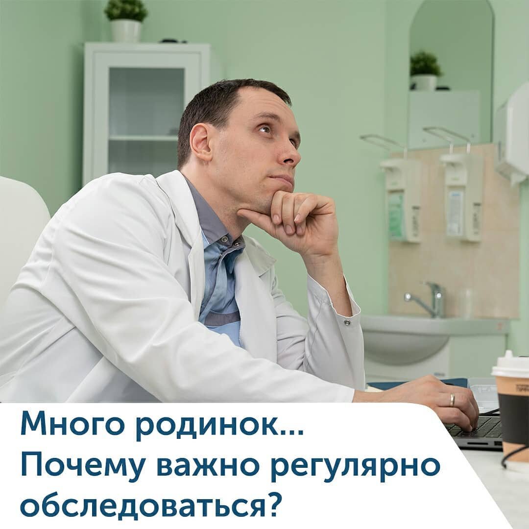 У Александра с детства было много родинок. Тогда же он много раз сгорал на солнце. С тех пор, руки и спина покрыты множеством пигментных пятнышек, которые Александр называет веснушками.