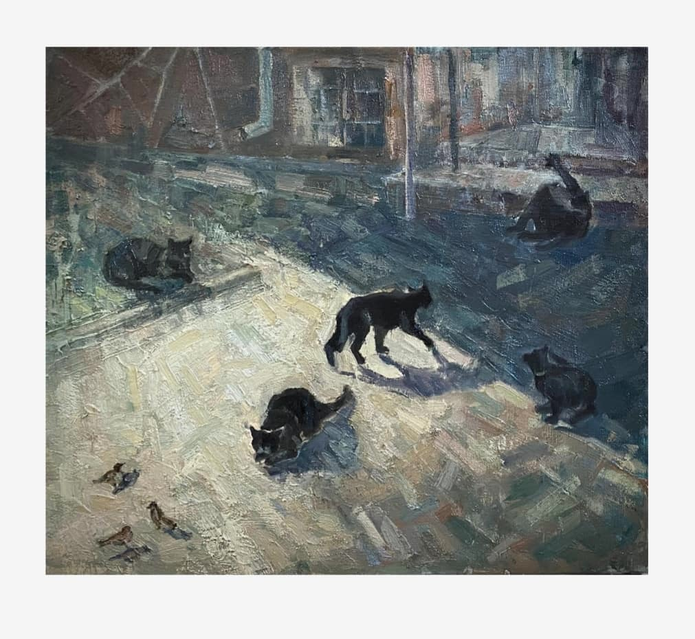 Виктория Юдина. «Кошачья семья», 2021 Холст, масло.
"Эту семью мы встретили с моими ученицами на пленэре в одном из уютных омских дворов. Очень их там любят местные, что они абсолютно спокойно располагаются у подъездов, не боясь людей.
А позировал мне мой котик."