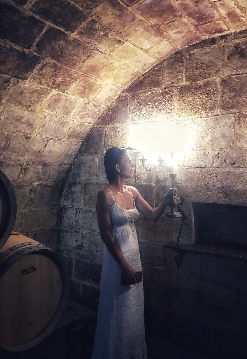 Атмосферные старинные винные погреба одна из фишек данной винодельни