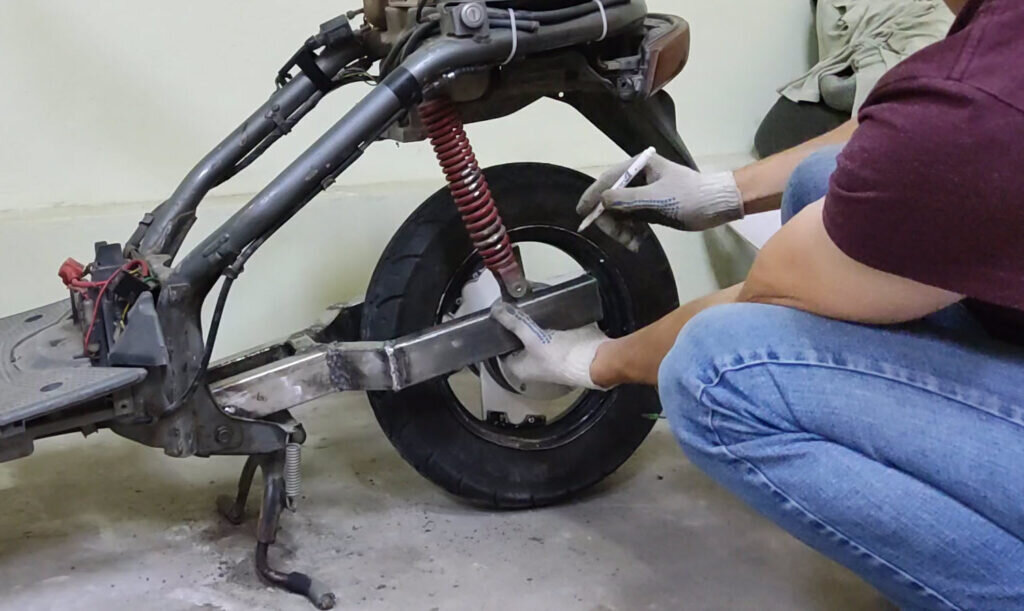 Видео: как построить скутер, используя доски и батарею от швейной машинки