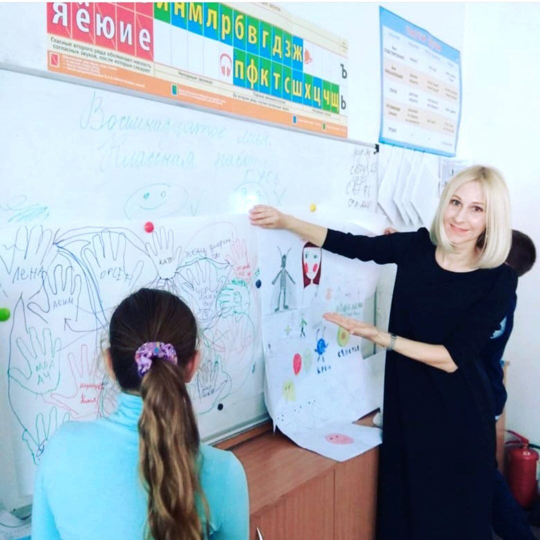 Медиатор Елена Жбанникова на завершающем занятии с детьми в классе