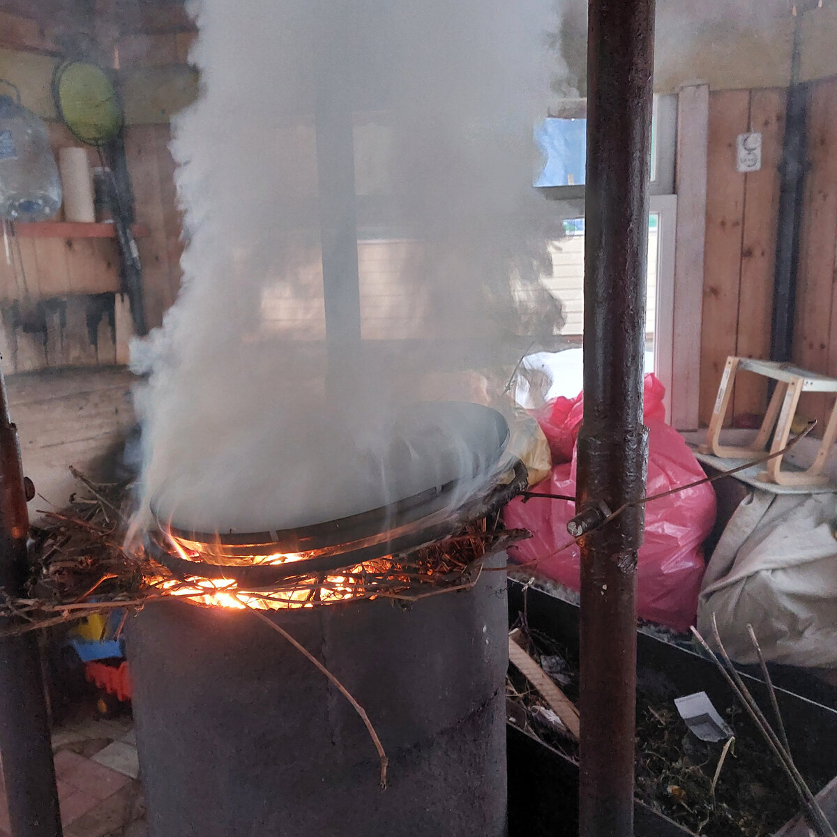 Вот так хорошо у меня все начиналось. Крышка над костром круглая, удобная...