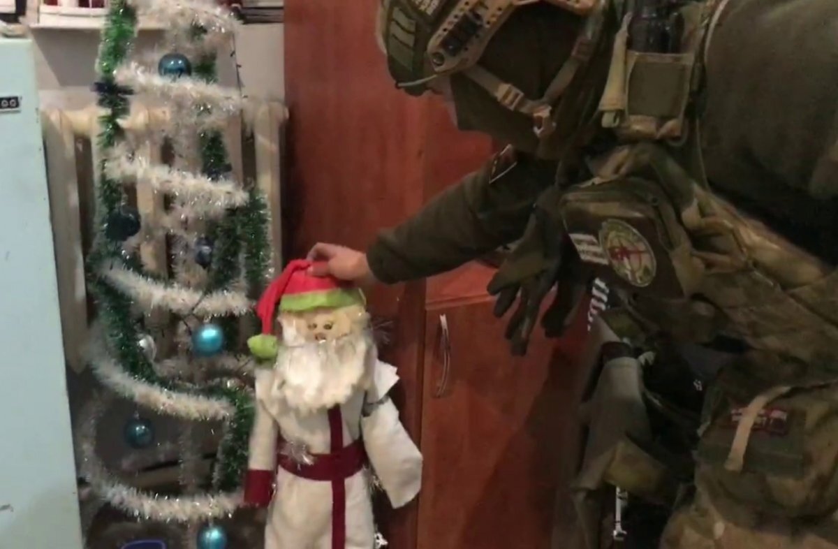    Обороняющие левый берег Днепра бойцы показали, как готовятся к Новому году