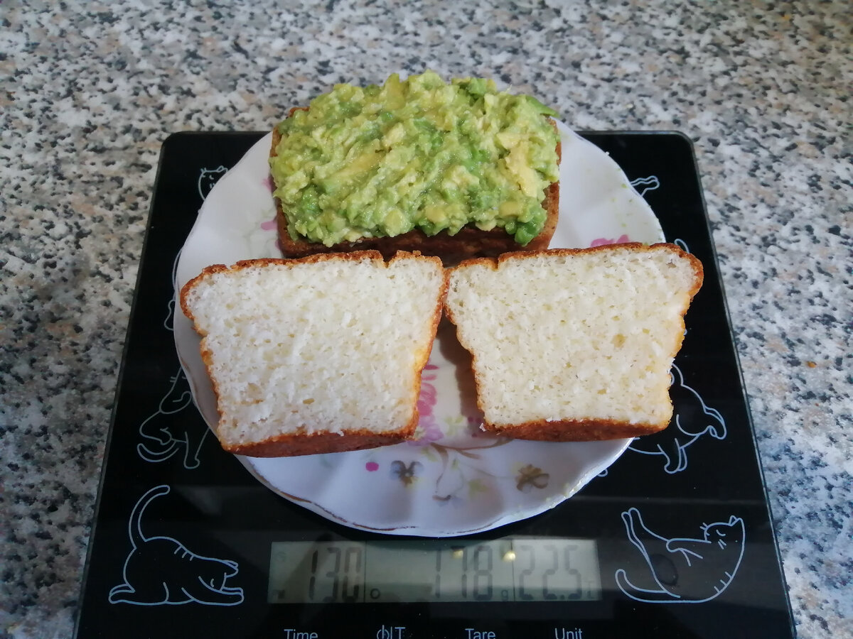 Мой вкуснейший хлеб из 8 ми видов муки и разных семечек, намазка из авокадо (немного соли и лимонного сока), творожно-кокосовый кексик, кофе с молоком, всего 417 кк.