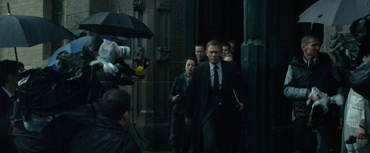 Микаэль Блумквист  в исполнении Дэниеля Крэйга выходит из  здания суда, после объявления вердикта.