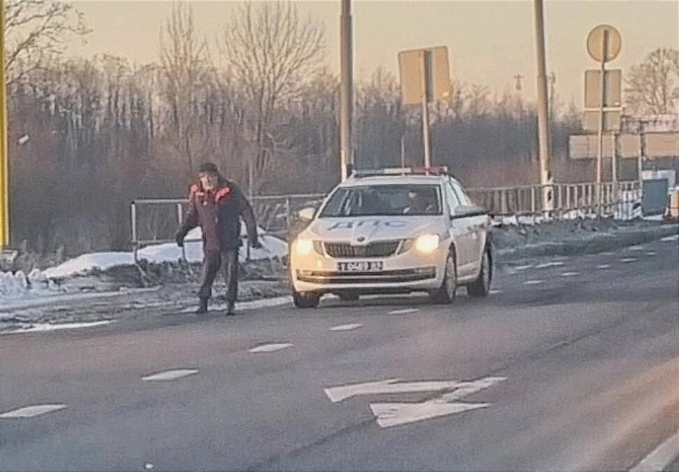 В Твери полиция рассказали об инспекторе ГИБДД, спасшем пенсионера на трассе М-10