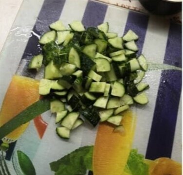 Режем овощи.