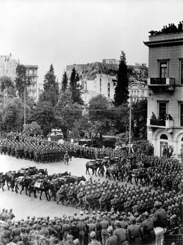 Немецкие войска на параде в Афинах, 1941 год.