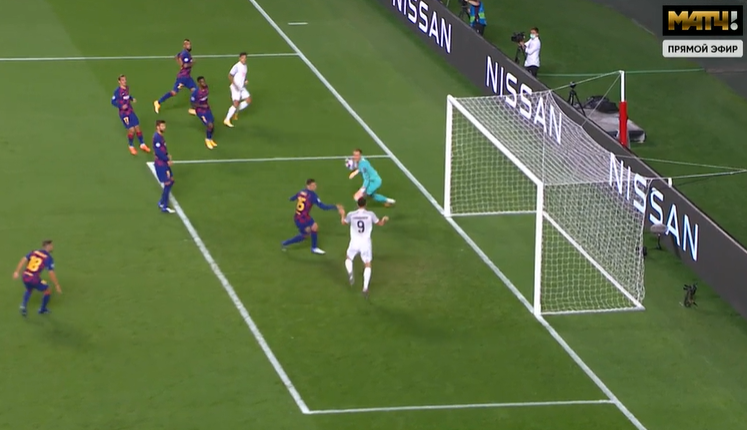 Забивает Роберт