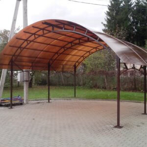 Конструкция в виде крыши, расположенная на опорах, которая может иметь несколько стен. Навесы монтируют из черепицы, шифера, ондулина и других материалов. Здесь все зависит от бюджета, дизайнерского решения вашего дома и участка, а также от того, с какой целью вы устанавливаете навес. Материалы на полупрозрачной основе идеально подходят для навеса, так как они не создают тень и прекрасно защищают от осадков и солнца.