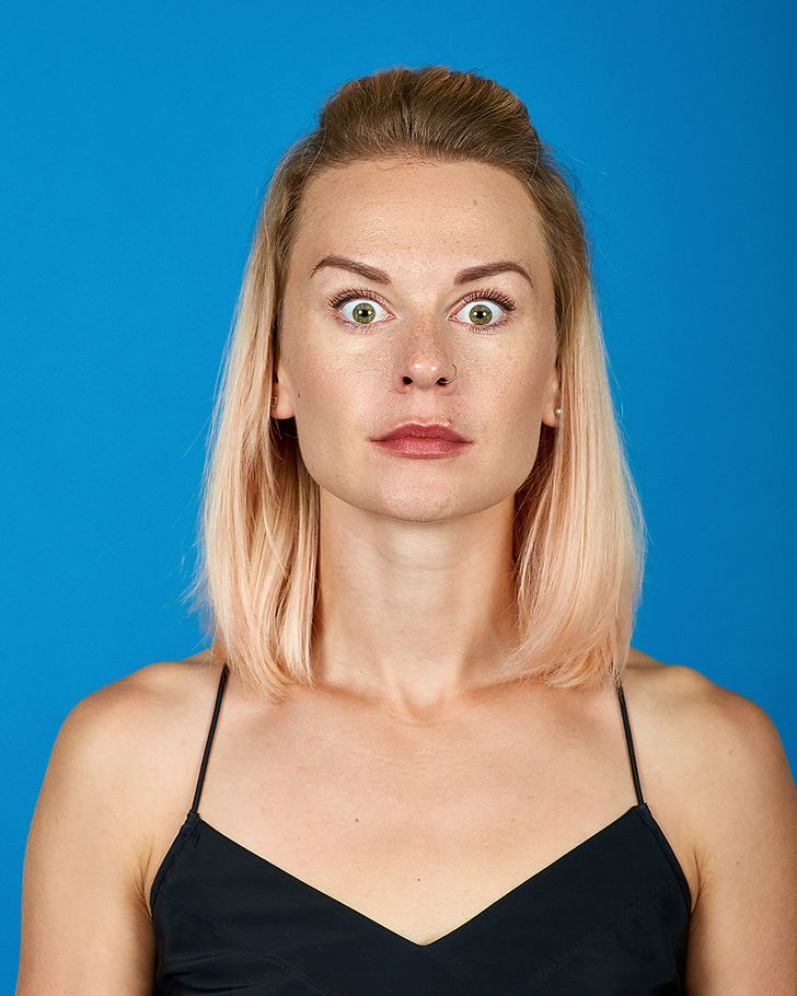 Раскройте глаза так широко, как вы можете. Внимательно следите за тем, чтобы не морщить лоб. Задержитесь в этом положении на 6 секунд. Повторите упражнение от 5 до 20 раз.