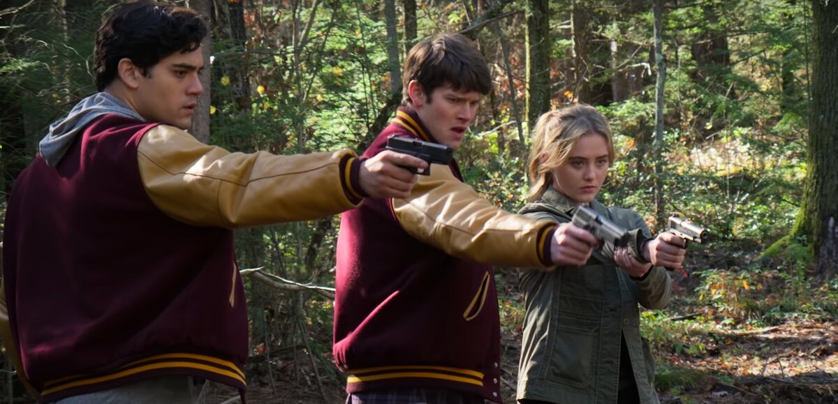 Кадр из сериала "Общество"