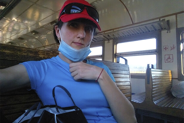 Еду в электричке. Людей очень мало. Возле меня никого.  Масочный режим продолжается.