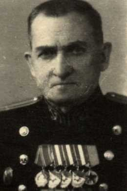 Гудков В.Ф.  Родился 01.07.1894 г. в с. Сиверская Ленинградской области. Поступил на службу 18.02.1918 г.К концу ВОВ имел звание капитана 1-го ранга. Имел награды: ордена Ленина, Красного Знамени, медаль «За победу над Германией в Великой Отечественной войне 1941–1945 гг.». Взято из интернет-ресурса.