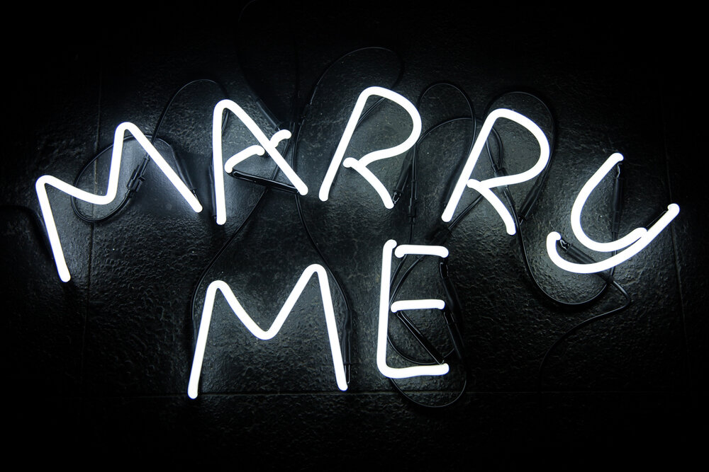 Merry me am. Marry me надпись. Marry me неон. Marry me неоновая надпись. Marry me фон.