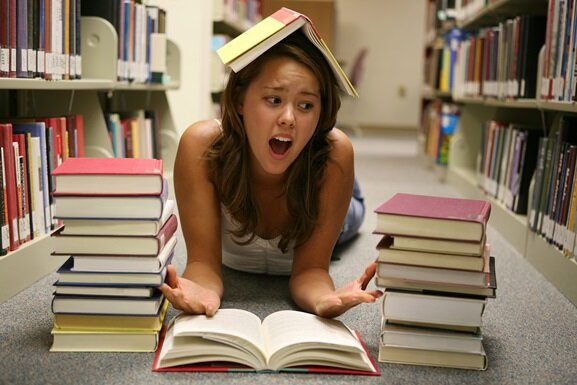 Примерно так выглядит попытка прочесть иностранную книгу в оригинале. Пытка со словарями.