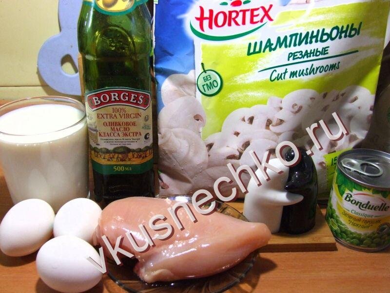 Омлет с курицей, грибами и зеленым горошком, ингредиенты для приготовления.